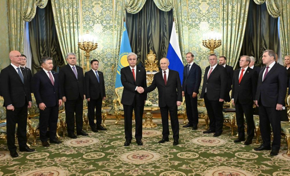 Көшелердегі қазақ Туы мен құрмет қарауылы: Тоқаевтың 252 сағаттағы 23 сапары