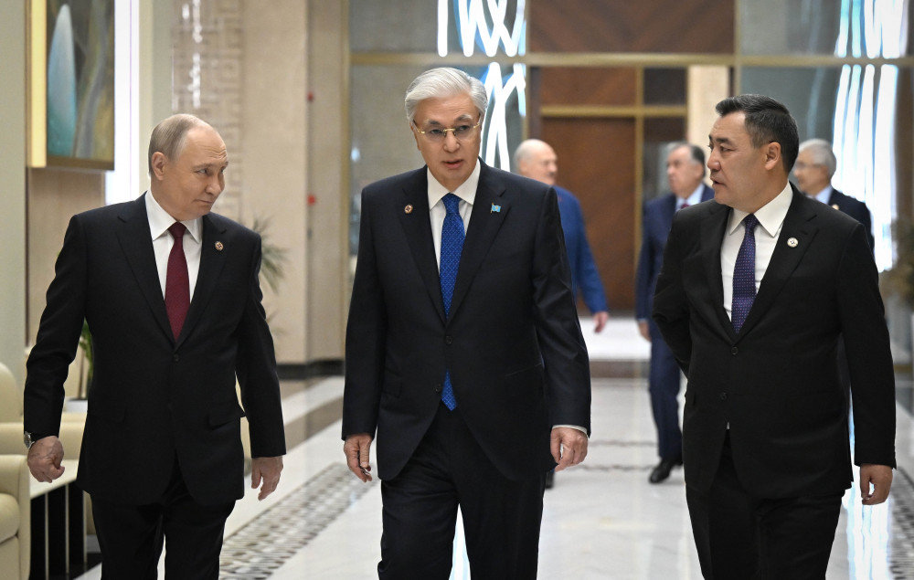 Көшелердегі қазақ Туы мен құрмет қарауылы: Тоқаевтың 252 сағаттағы 23 сапары