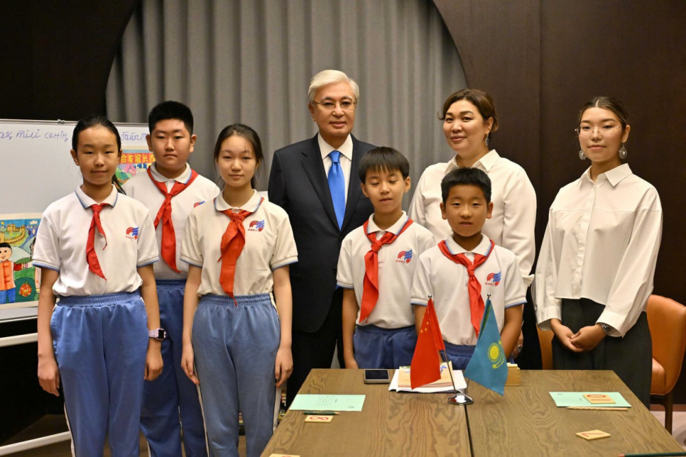 Көшелердегі қазақ Туы мен құрмет қарауылы: Тоқаевтың 252 сағаттағы 23 сапары