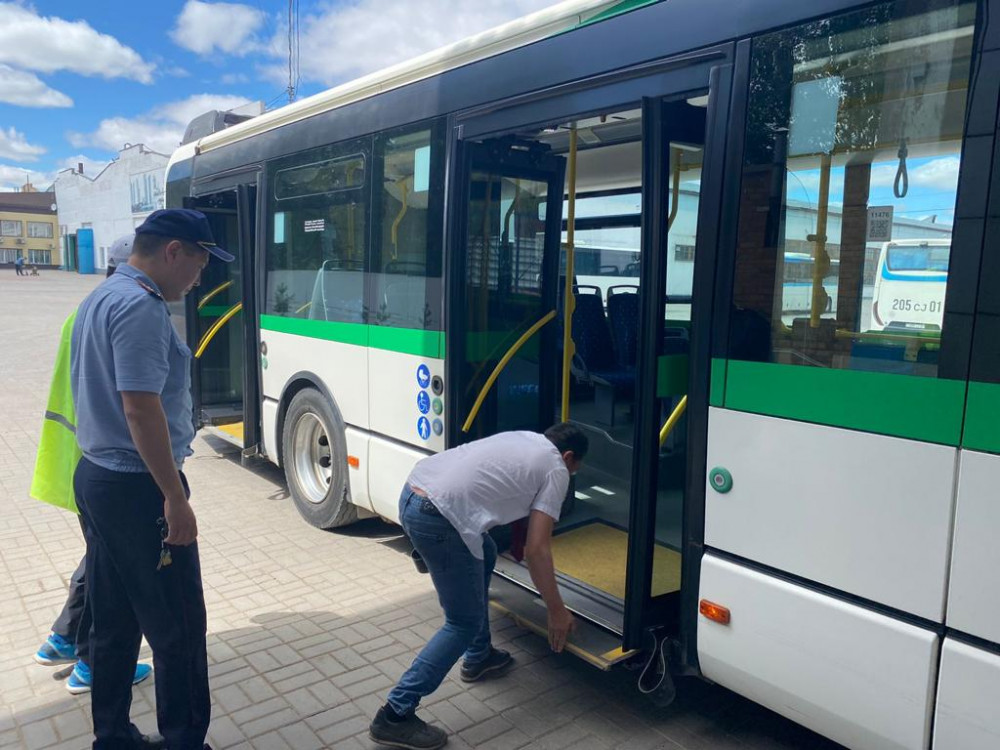 Елорданың полицейлері автобустардың техникалық жағдайын тексеріп жатыр
