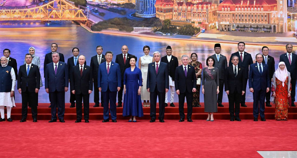 Көшелердегі қазақ Туы мен құрмет қарауылы: Тоқаевтың 252 сағаттағы 23 сапары