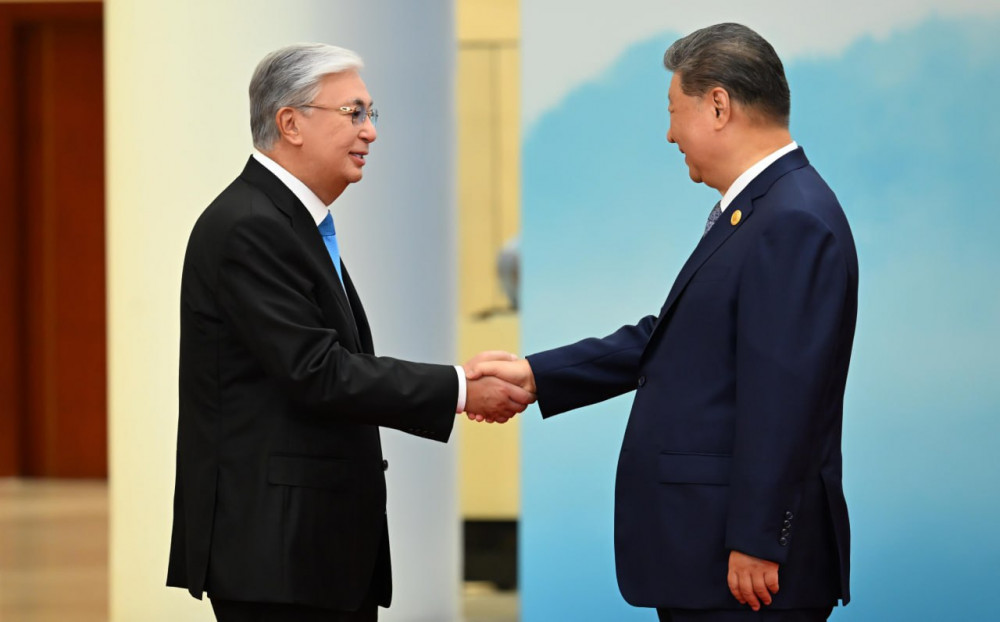 Көшелердегі қазақ Туы мен құрмет қарауылы: Тоқаевтың 252 сағаттағы 23 сапары