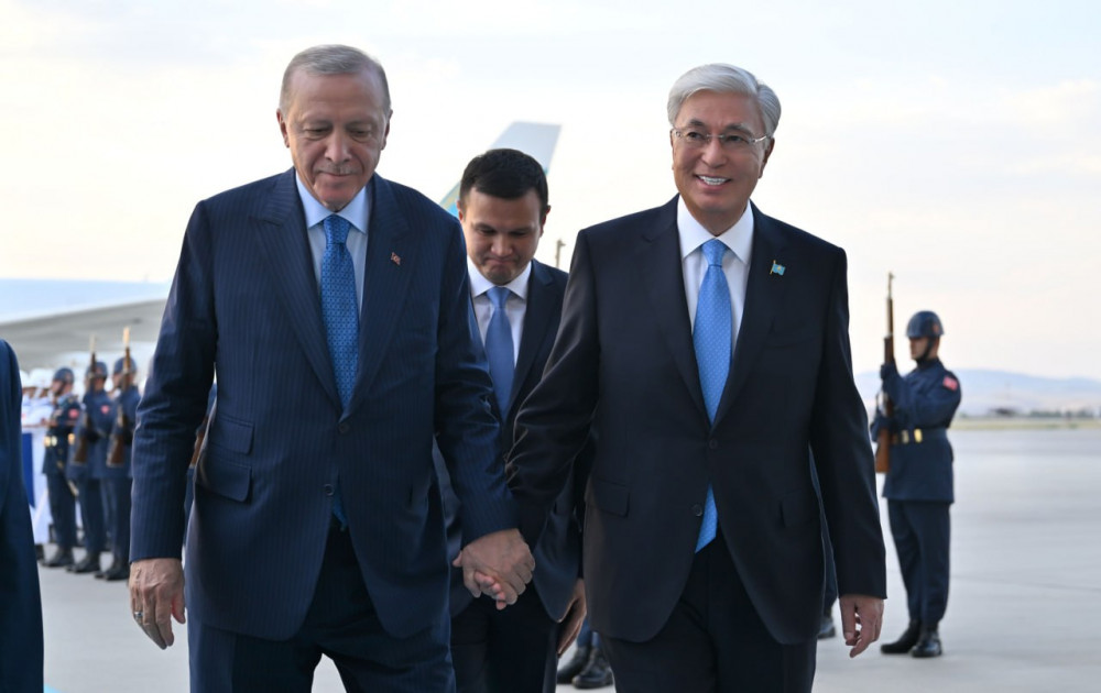 Көшелердегі қазақ Туы мен құрмет қарауылы: Тоқаевтың 252 сағаттағы 23 сапары