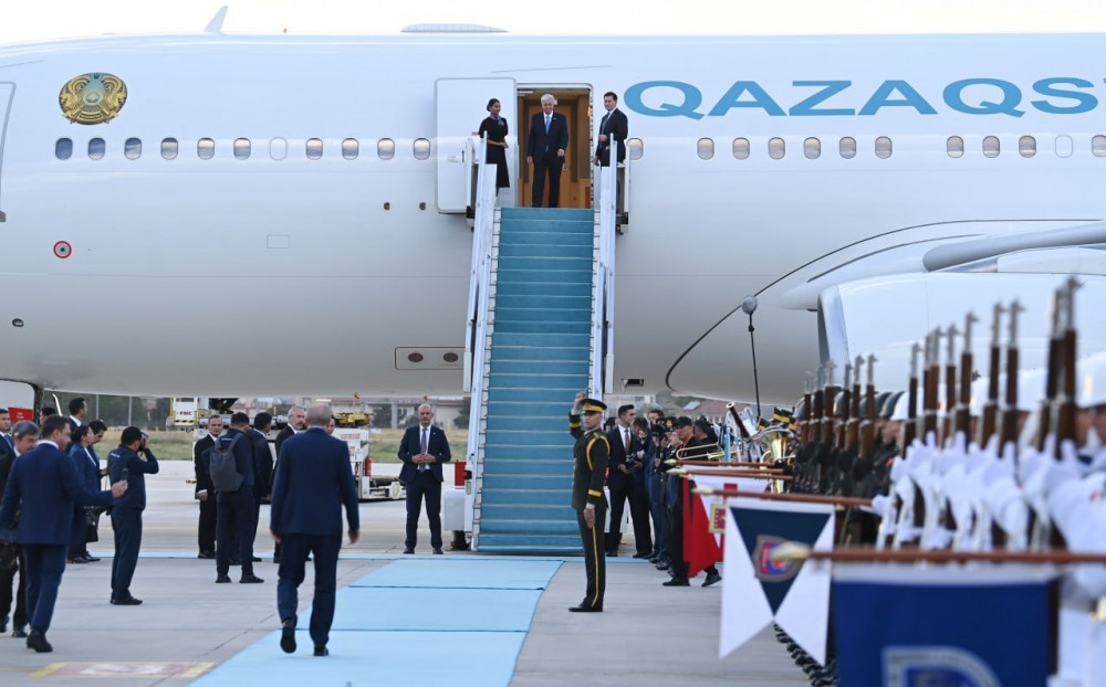 Көшелердегі қазақ Туы мен құрмет қарауылы: Тоқаевтың 252 сағаттағы 23 сапары