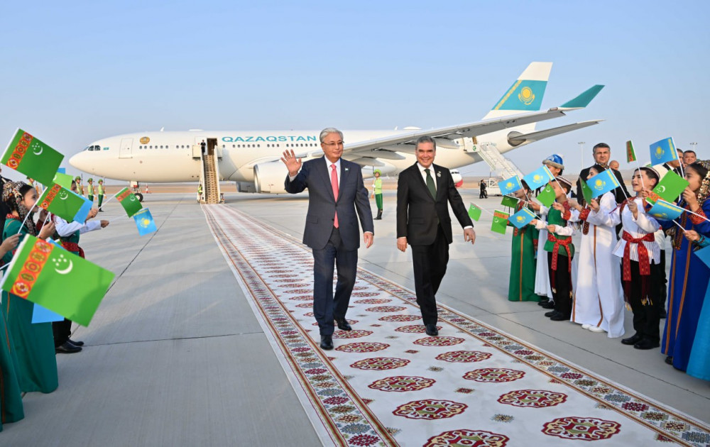 Көшелердегі қазақ Туы мен құрмет қарауылы: Тоқаевтың 252 сағаттағы 23 сапары