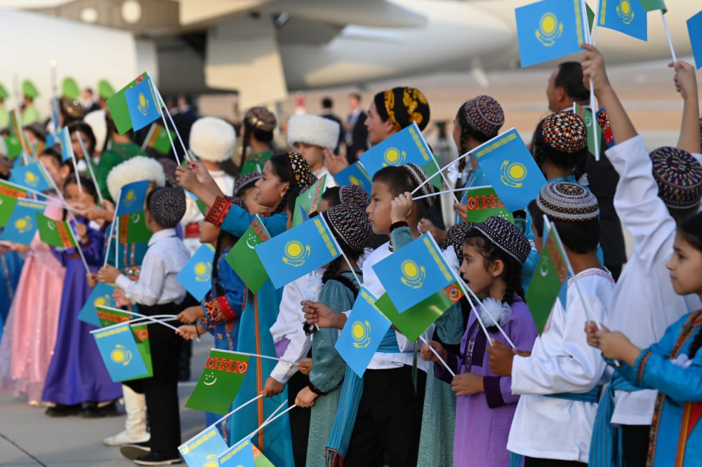 Көшелердегі қазақ Туы мен құрмет қарауылы: Тоқаевтың 252 сағаттағы 23 сапары