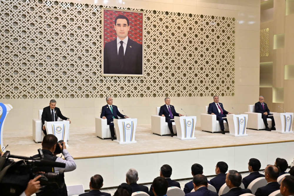 Көшелердегі қазақ Туы мен құрмет қарауылы: Тоқаевтың 252 сағаттағы 23 сапары