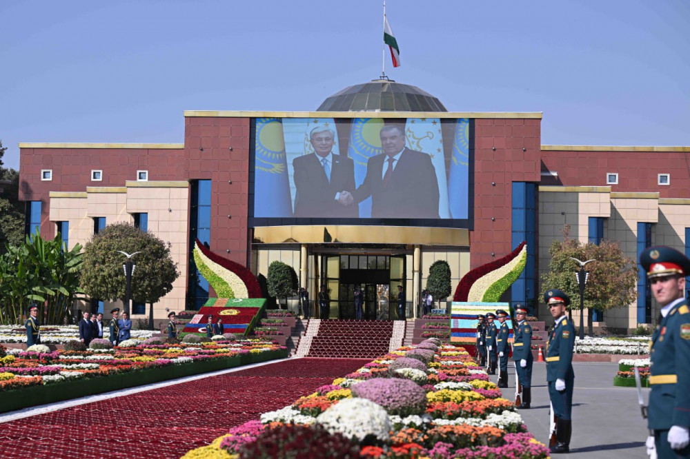 Көшелердегі қазақ Туы мен құрмет қарауылы: Тоқаевтың 252 сағаттағы 23 сапары