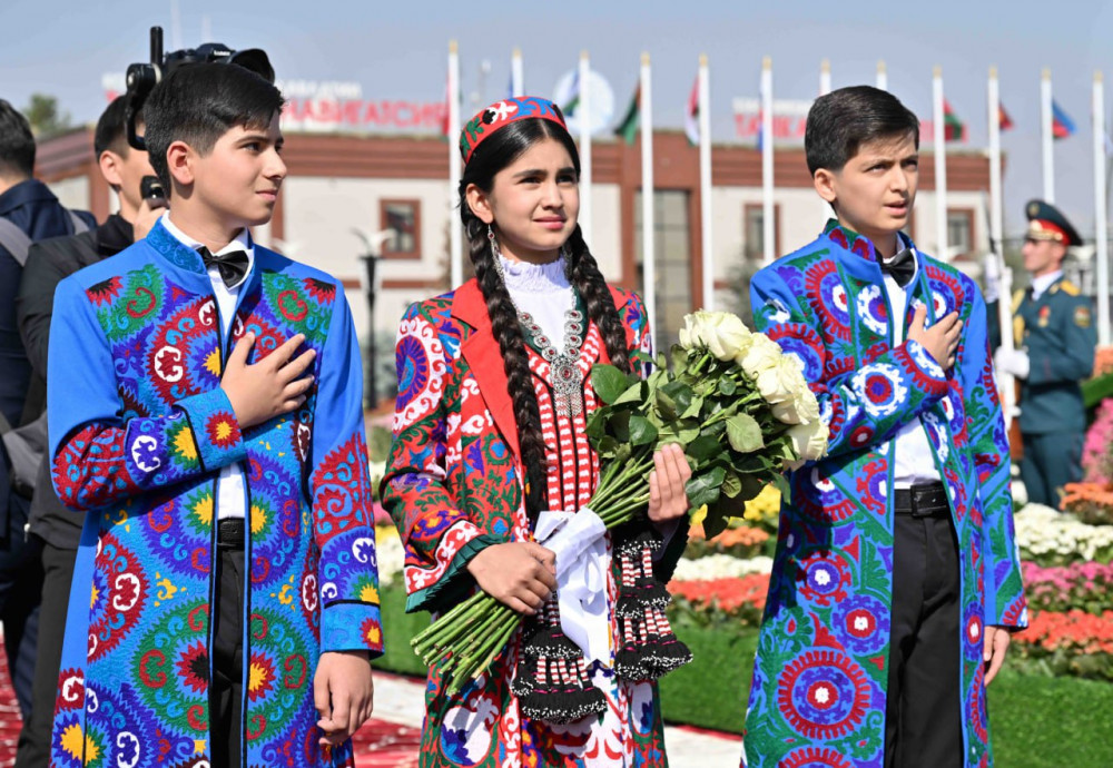 Көшелердегі қазақ Туы мен құрмет қарауылы: Тоқаевтың 252 сағаттағы 23 сапары