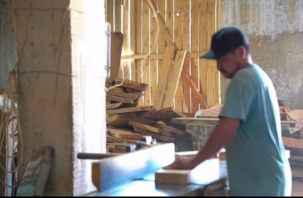 Ауылдағы ағаш шеберханасы