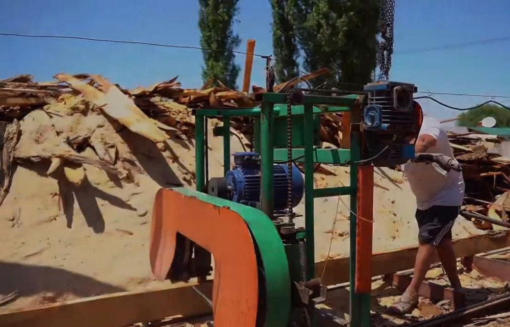 Ауылдағы ағаш шеберханасы