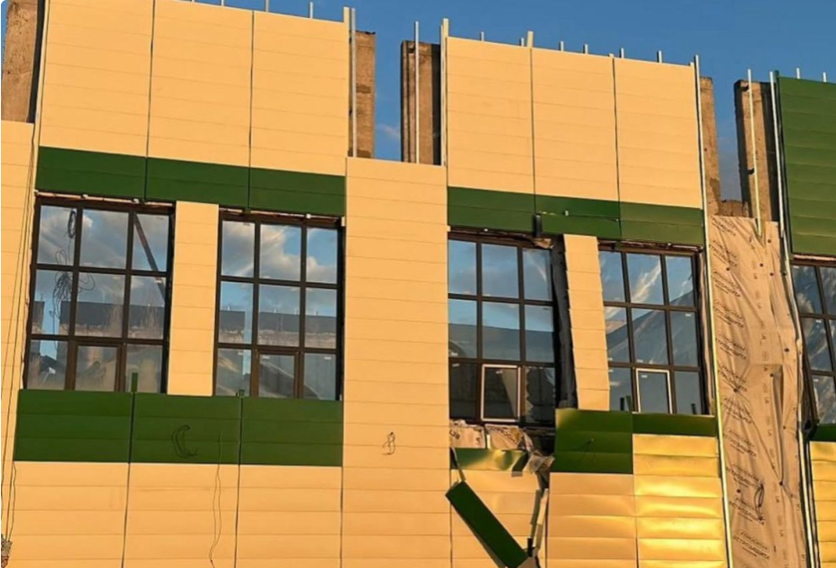 "Жайлы мектептің" жайы: Құлсарыдағы құрылыста мектеп шатыры опырылып түсті