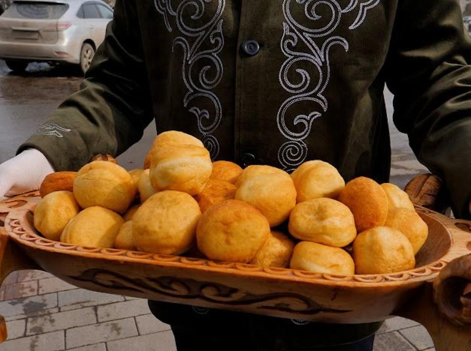 Астанада Наурыз мейрамына орай 1000 дана бауырсақ таратылды