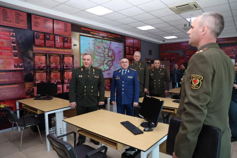 Қазақстан мен Беларусь қорғаныс министрлері әскери ынтымақтастықты талқылады