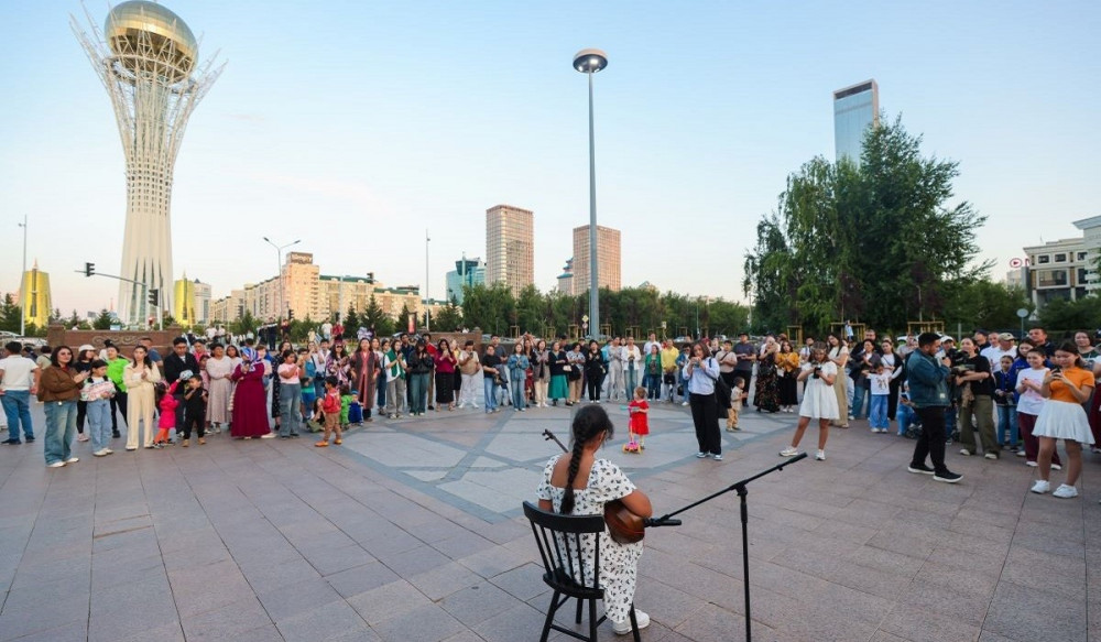 Абайдың 180 жылдығына арналған Домбыра Party-де елорданың мыңдаған тұрғыны бас қосты