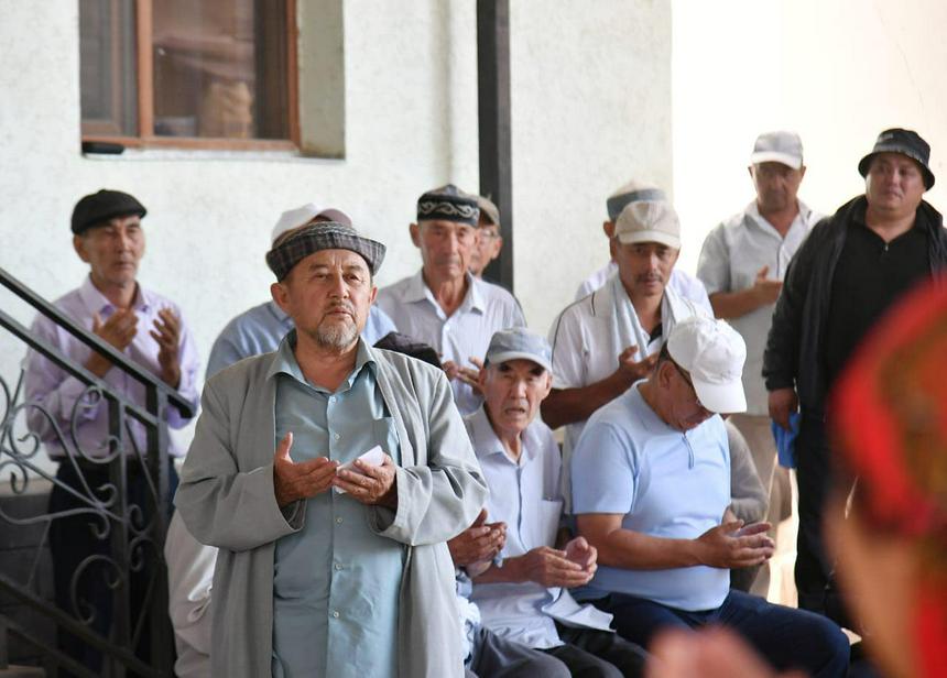 Түркістан облысының әкімі қара жамылған әулетке барды