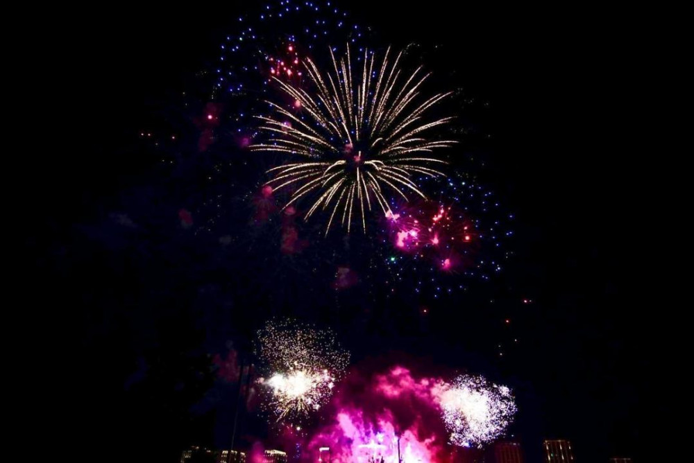 100 мыңнан астам адам: Астанада қала күніне орай мерекелік отшашу өтті