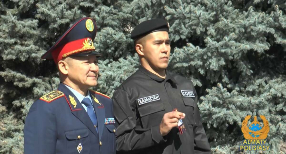 Алматының жас полицейлеріне алғашқы офицер шені табысталды
