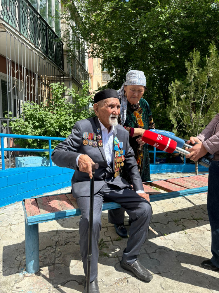 «Өнегелі ұрпақ» апталығы: Таразда жастар қарияға қамқорлық көрсетті