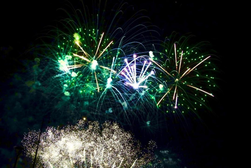 100 мыңнан астам адам: Астанада қала күніне орай мерекелік отшашу өтті