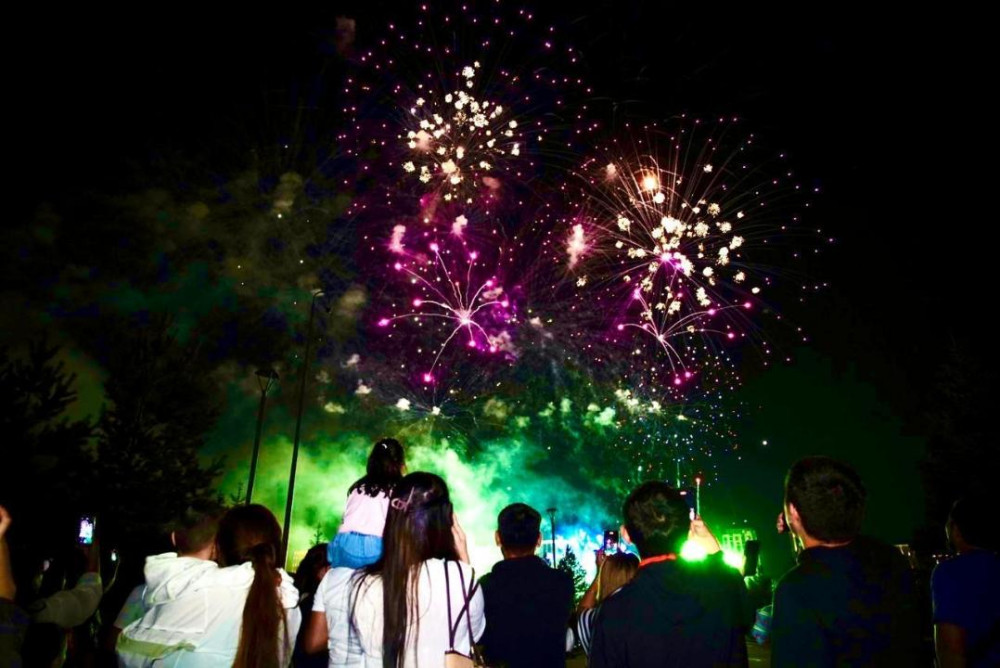 100 мыңнан астам адам: Астанада қала күніне орай мерекелік отшашу өтті