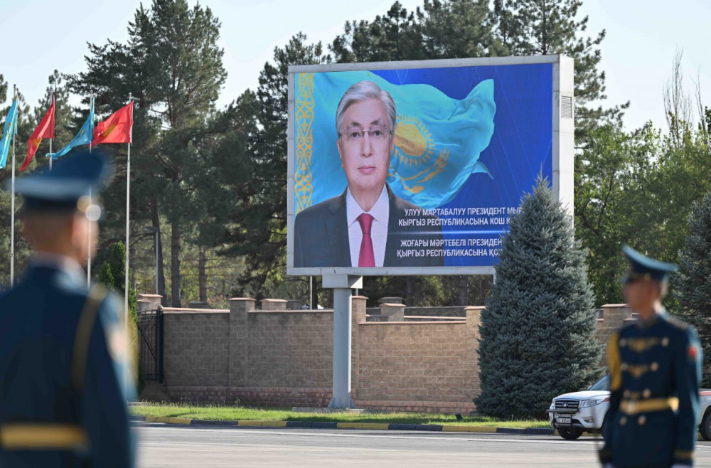 Көшелердегі қазақ Туы мен құрмет қарауылы: Тоқаевтың 252 сағаттағы 23 сапары