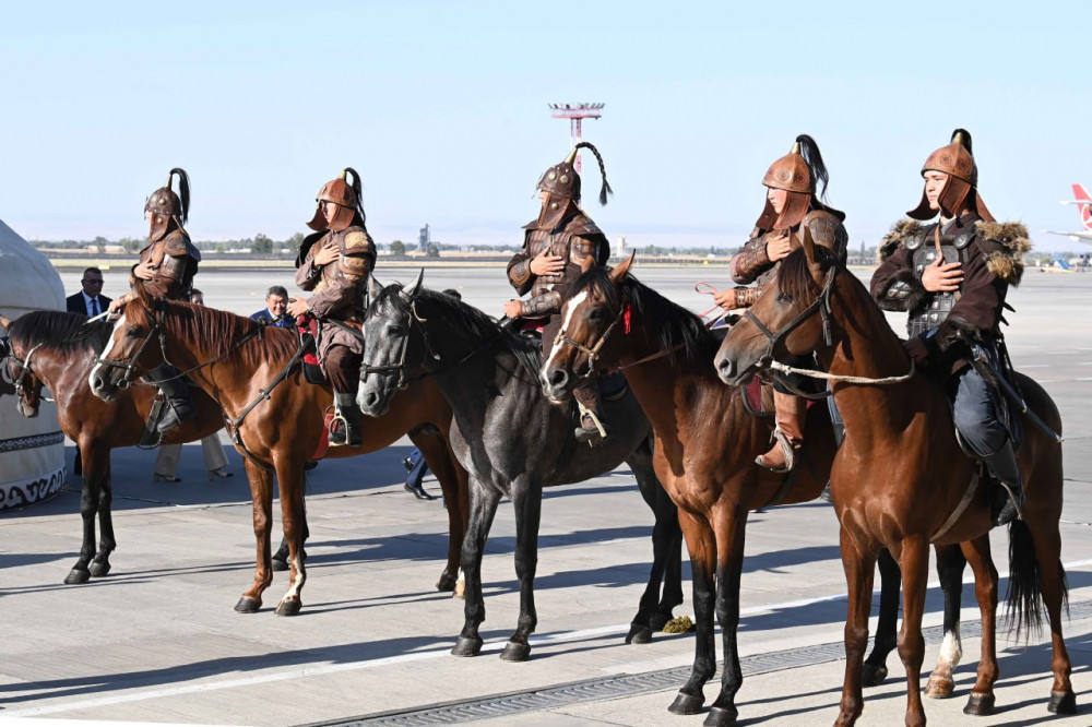 Көшелердегі қазақ Туы мен құрмет қарауылы: Тоқаевтың 252 сағаттағы 23 сапары