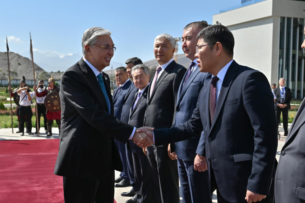 Көшелердегі қазақ Туы мен құрмет қарауылы: Тоқаевтың 252 сағаттағы 23 сапары