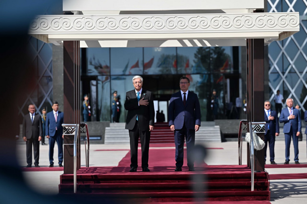 Көшелердегі қазақ Туы мен құрмет қарауылы: Тоқаевтың 252 сағаттағы 23 сапары