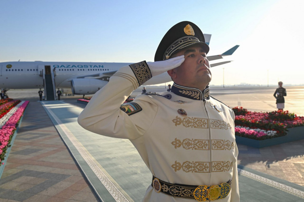 Көшелердегі қазақ Туы мен құрмет қарауылы: Тоқаевтың 252 сағаттағы 23 сапары