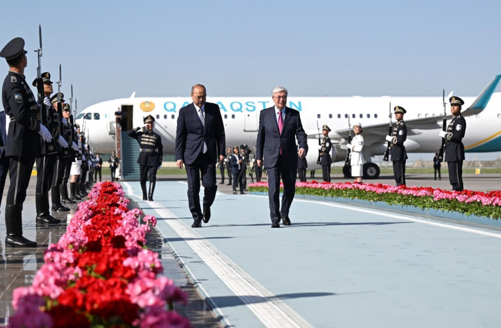 Көшелердегі қазақ Туы мен құрмет қарауылы: Тоқаевтың 252 сағаттағы 23 сапары