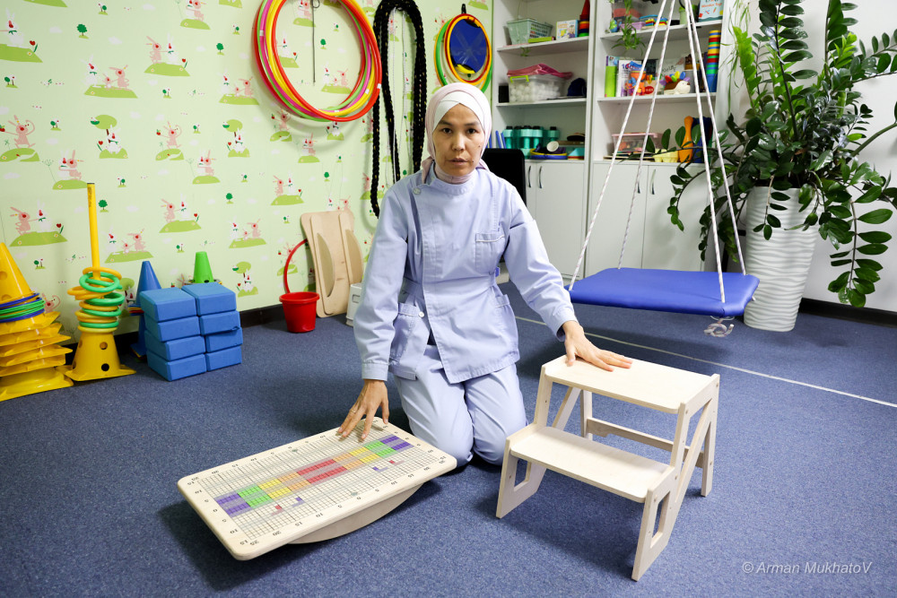 “Ешкім балам мүгедек болсын демейді”: Ерекше егіз баланы тәрбиелеп отырған қайсар ана