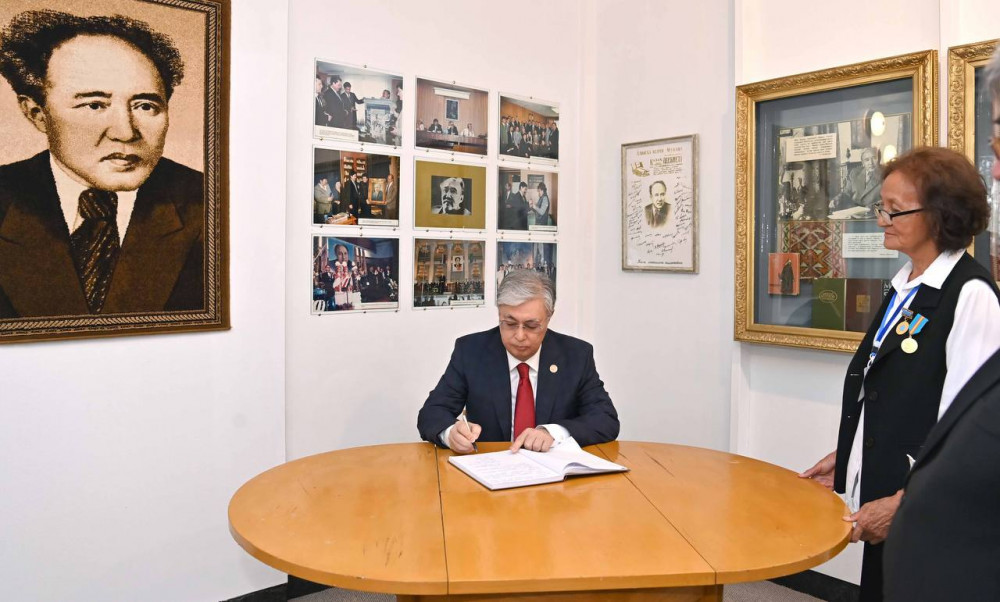 Мемлекет басшысы Мұхтар Әуезовтің Шолпан-Ата қаласындағы музей-үйіне барды