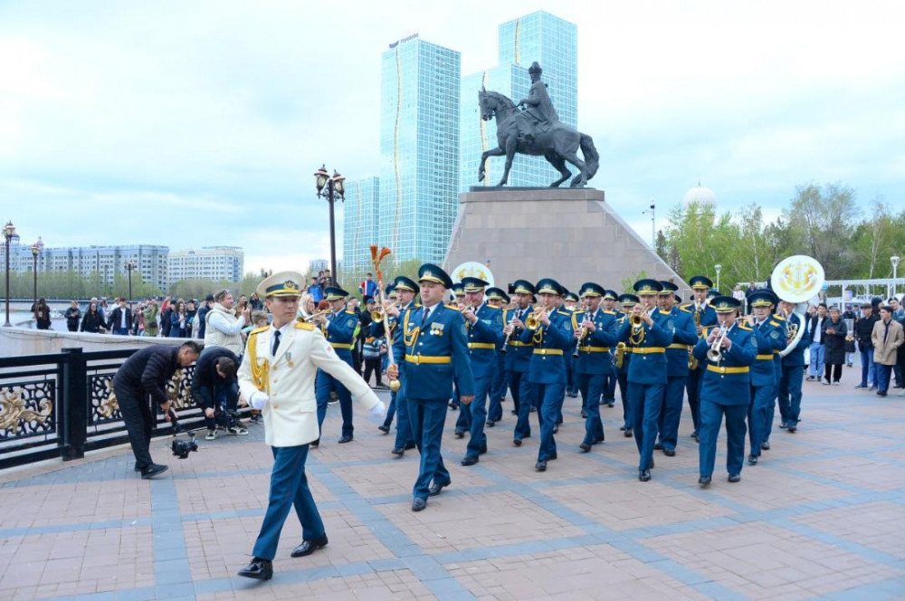 Отан қорғаушы күні құрметіне әскери оркестр Есіл жағалауында шеру өткізді