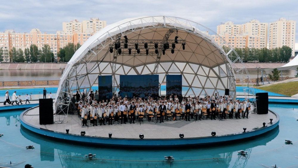 Астанада бір сәтте 400 домбырашы бірге күй шертті
