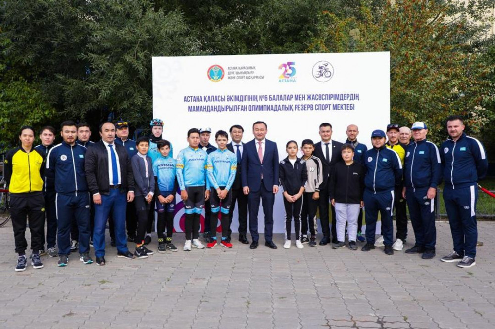 Астанада велоспортшылар мектебіне 3 автокөлік пен 55 велосипед табысталды