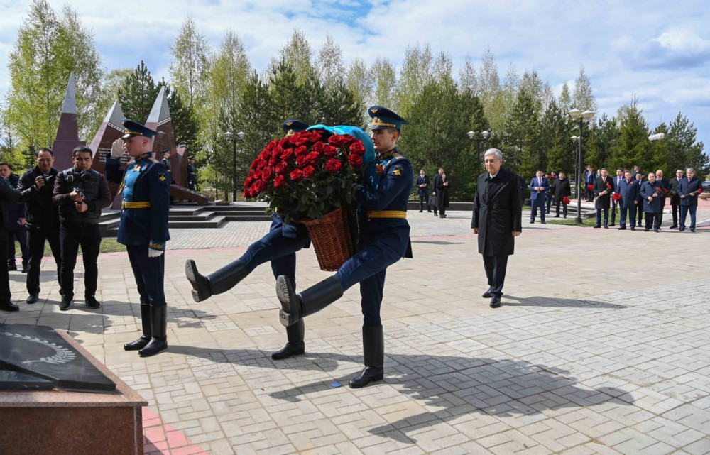 Мемлекет басшысы жауынгерлерге арналған мемориалдық кешенге гүл шоғын қойды