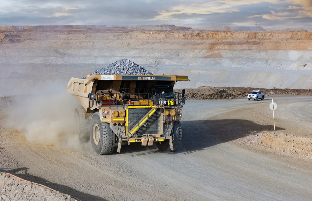 "Бір қателік ауыр зардапқа әкелуі мүмкін": Тау-кен ісіндегі алып техниканы кімдер тізгіндейді?