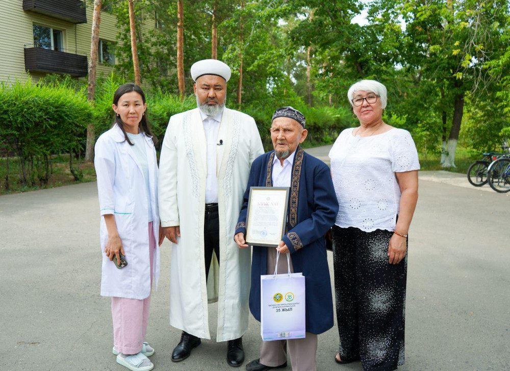 Бас мүфти қажылыққа жинаған ақшасын мұқтаждарға берген ақсақалға  тосынсый жасады