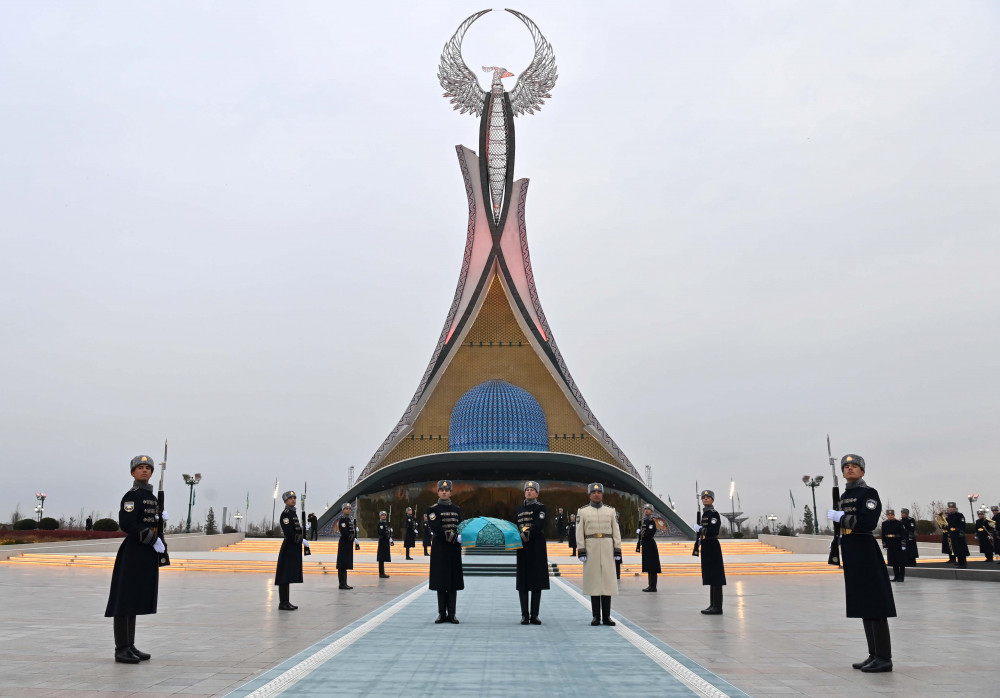 Тоқаев Өзбекстанның Тәуелсіздік монументіне гүл шоғын қойды