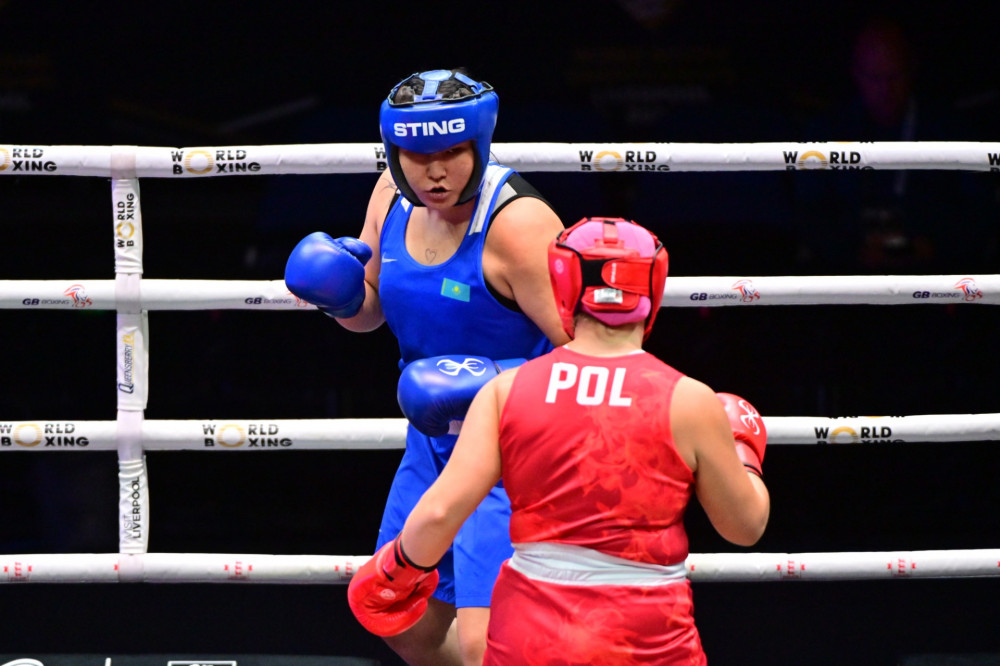 Сексуалды хар Әдемі кеуделі жалаңаш қыздардың фотосуреттері