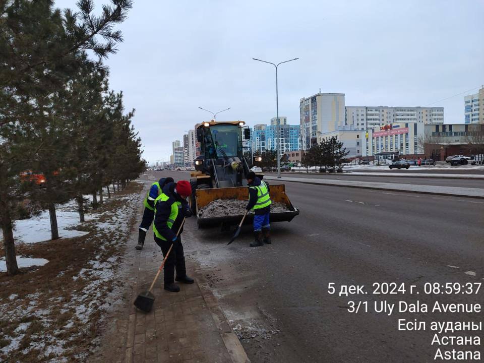 Тәулік бойы қар күреу: Астанада күндізгі ауысымға 900-ге жуық техника шығарылды