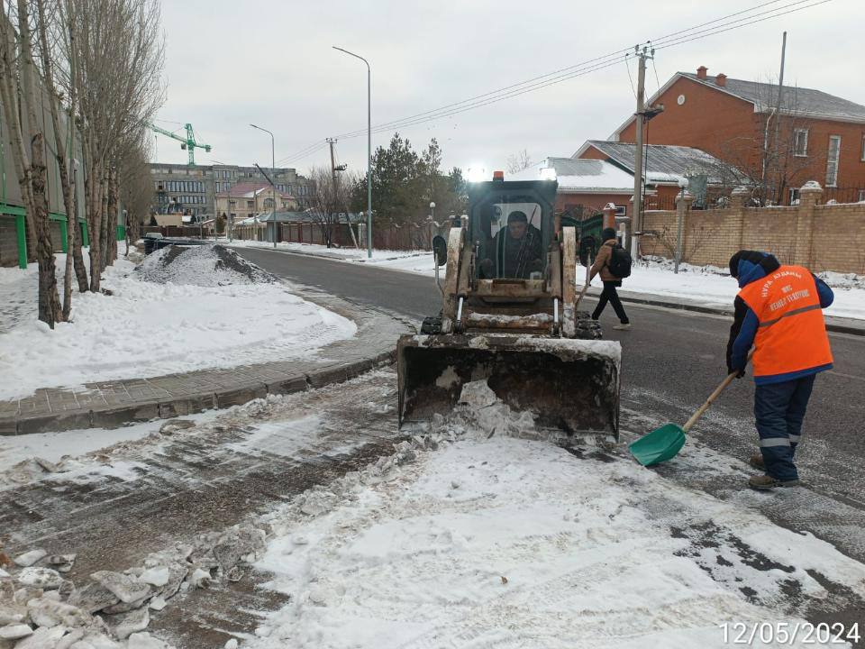 Тәулік бойы қар күреу: Астанада күндізгі ауысымға 900-ге жуық техника шығарылды