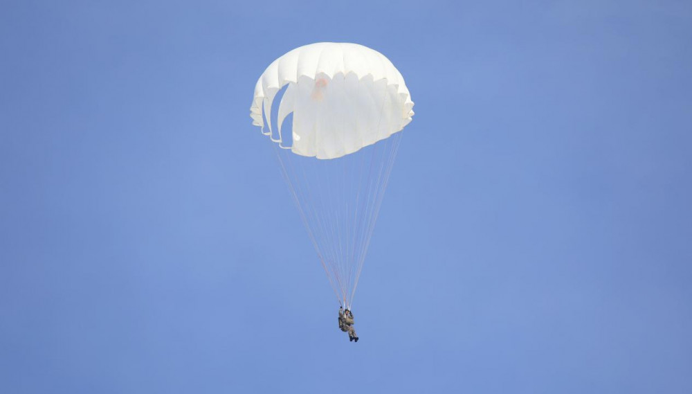 Қонаев гарнизонының десантшылары парашютпен алғашқы секірулерін орындады
