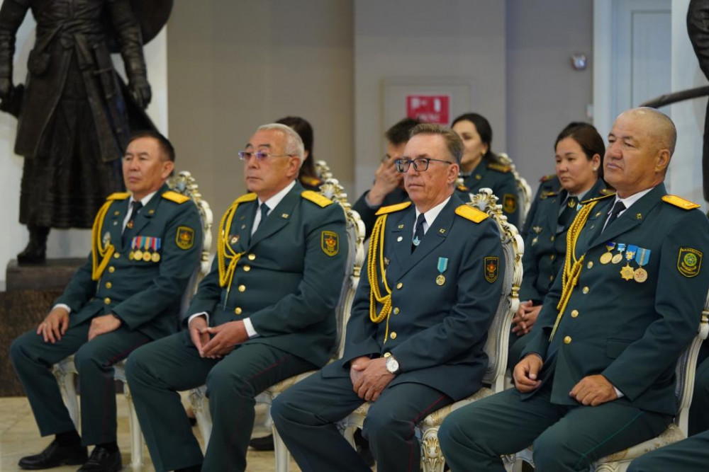 Министр әскери және технологиялық дайындық пәні мұғалімдерін марапаттады