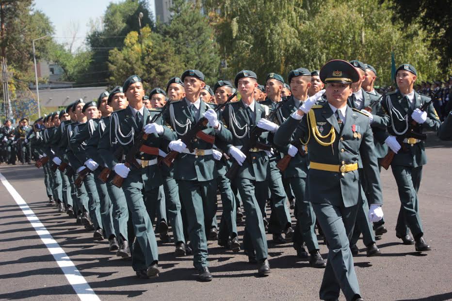 Алматыда әскери оқу орындарының бірінші курс курсанттары әскери ант берді