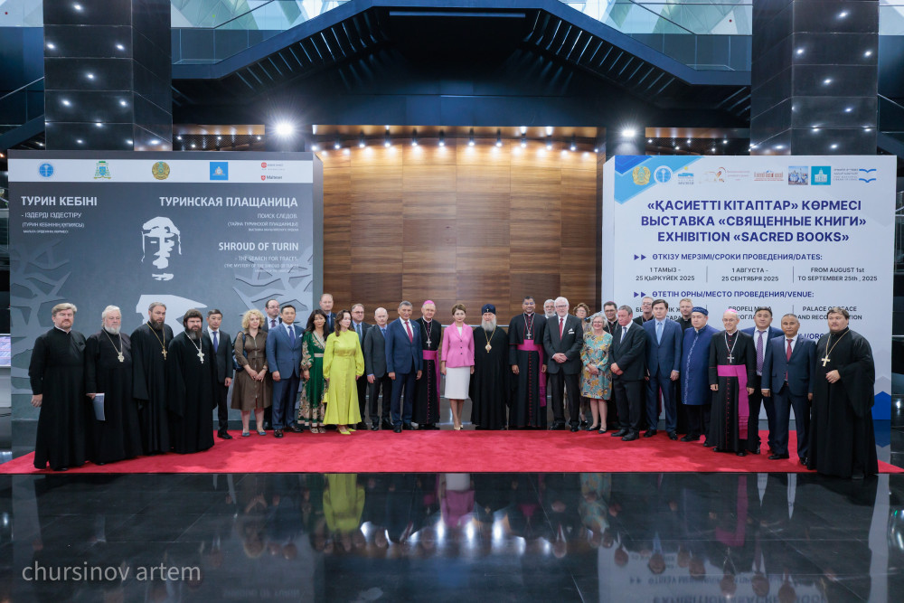 Астанада діндер лидерлері съезі қарсаңында екі көрме ашылды