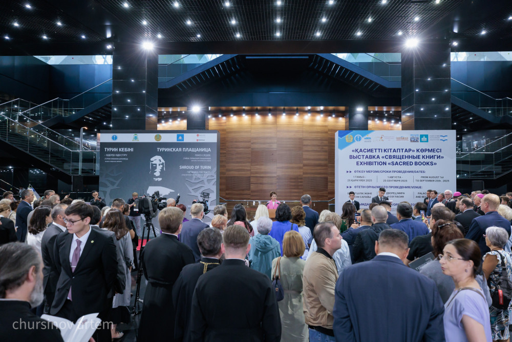 Астанада діндер лидерлері съезі қарсаңында екі көрме ашылды