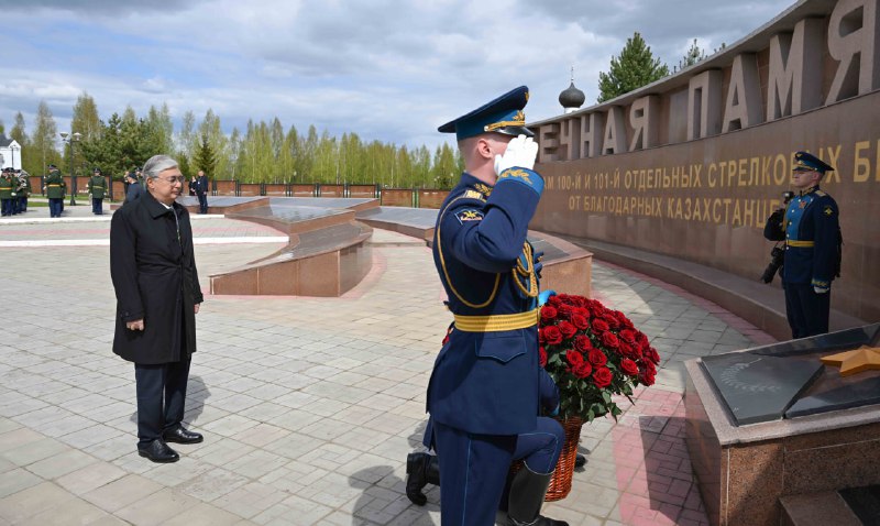 Мемлекет басшысы жауынгерлерге арналған мемориалдық кешенге гүл шоғын қойды