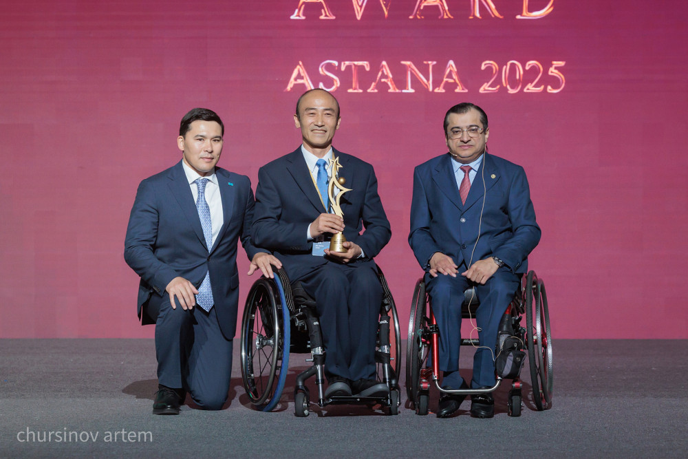 Asian Awards сыйлығы кімге бұйырды?